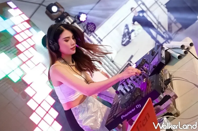 高雄跨年音樂派對搶先預約！回到70至80年代經典音樂之夜，精選酒水無限暢飲、套票優惠2025元。