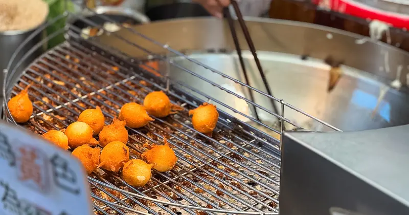 台中豐原廟東必吃「廟東川代菱角酥」吃起來像炸熱狗！來這記得先抽號碼牌。