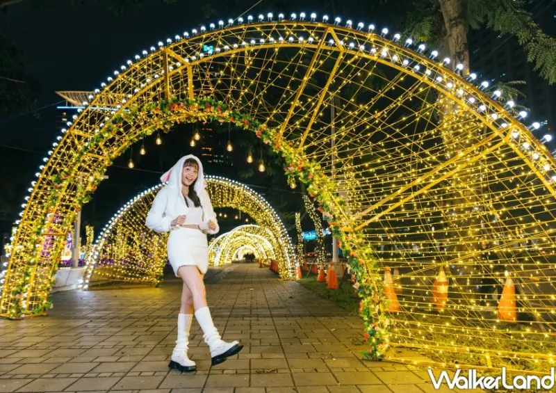 ▲2024新北歡樂耶誕城天橋光廊：新站路天橋「奇幻星門」 / WalkerLand窩客島整理提供。
