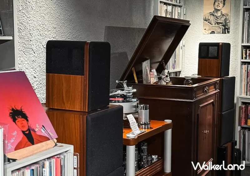 台北唱片咖啡廳「聲色 Sounds Good」整牆都是黑膠/ WalkerLand窩客島整理提供 未經許可不可轉載。