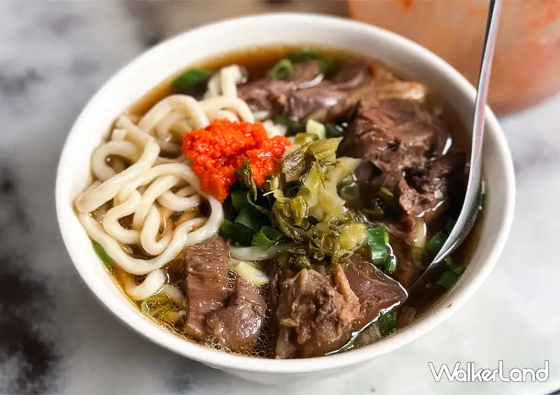 洛陽牛肉麵一條街「老劉刀切牛肉麵」湯頭香濃，還會鋪滿整碗牛肉塊 / WalkerLand窩客島整理提供。