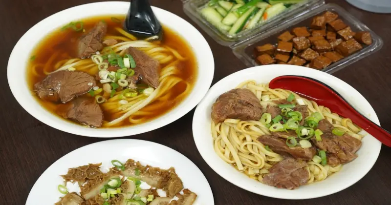 60年高雄牛肉麵！老字號鹽埕美食「港園牛肉麵」，招牌牛肉拌麵外國觀光客也瘋狂。