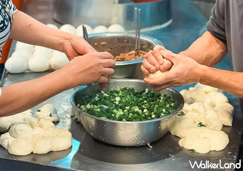 ▲▼台北車站必吃「福州世祖胡椒餅」常常一出爐就會完售，不過等待時間不會過久 / WalkerLand窩客島整理提供​​​​​​​