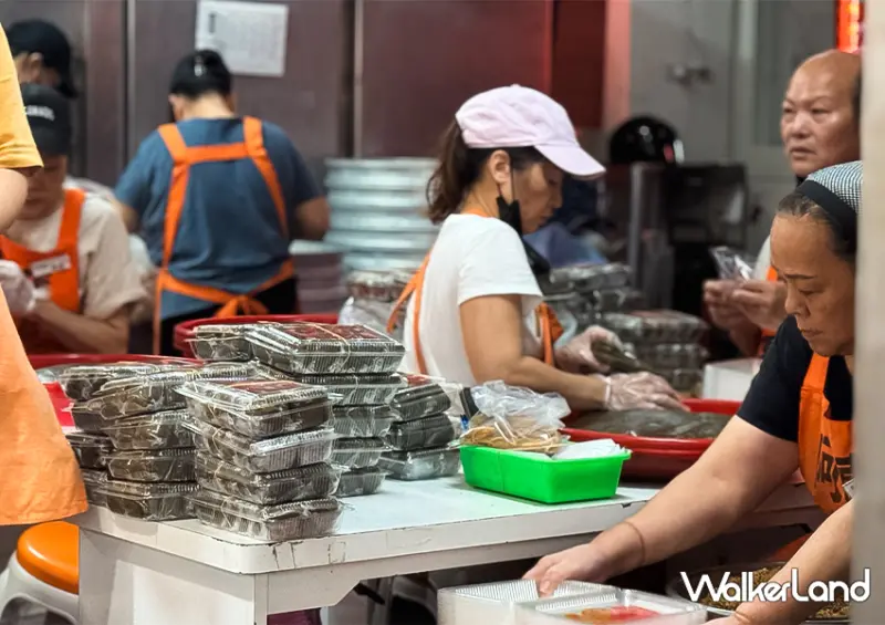 ▲九份老街必吃「阿蘭草仔粿」可以看到店裡多位員工熟練地包粿、結帳/ WalkerLand窩客島整理提供