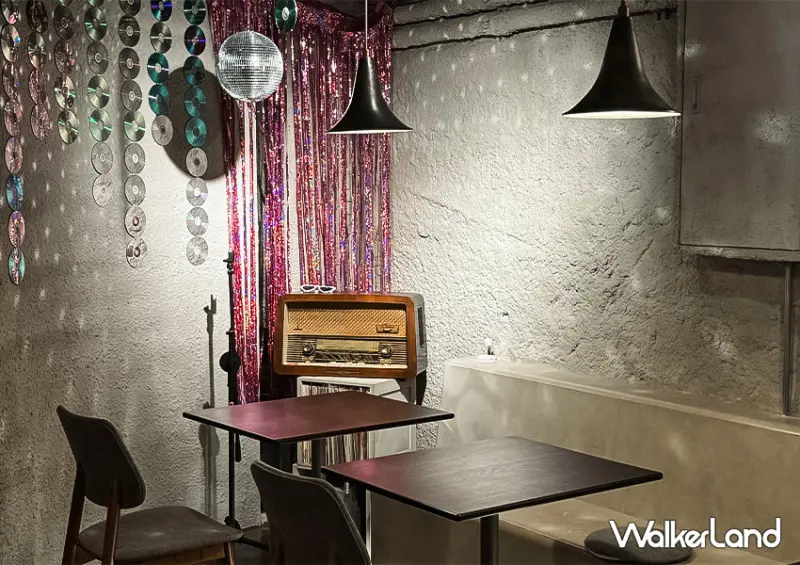 台北唱片咖啡廳「聲色 Sounds Good」整牆都是黑膠/ WalkerLand窩客島整理提供 未經許可不可轉載。