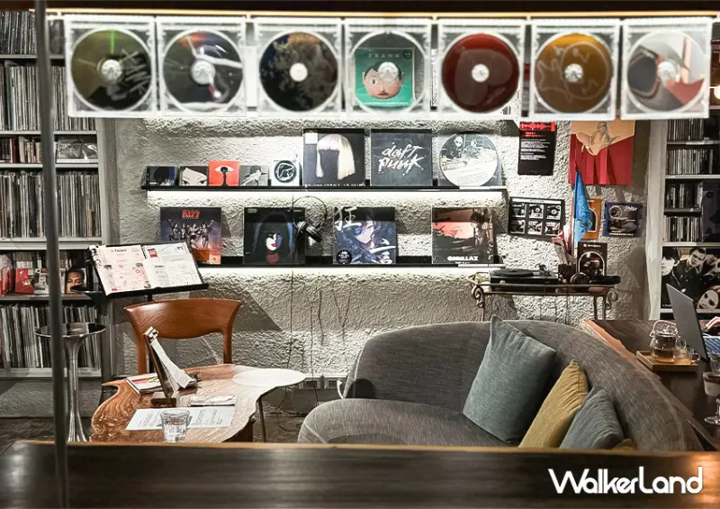 台北唱片咖啡廳「聲色 Sounds Good」整牆都是黑膠/ WalkerLand窩客島整理提供 未經許可不可轉載。