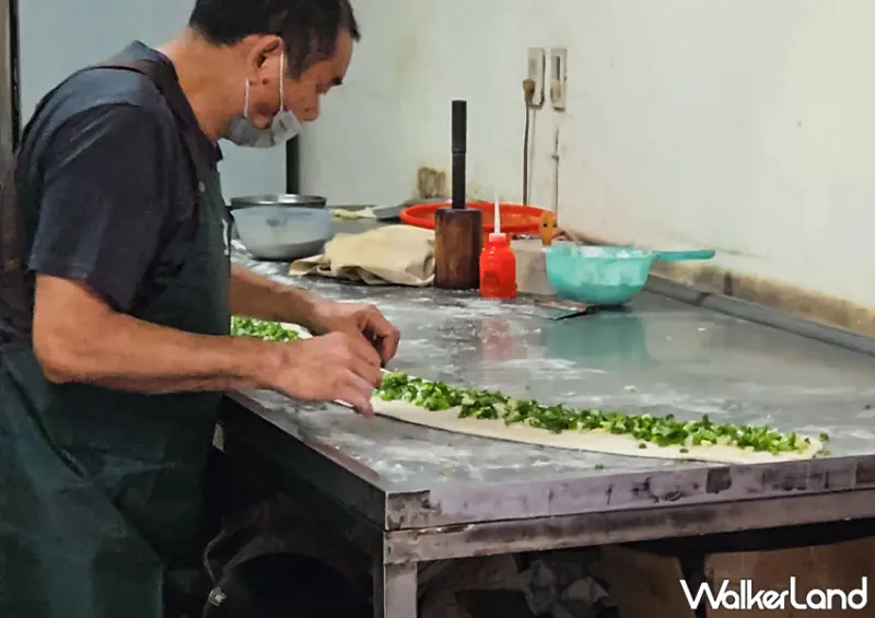 ▲▼基隆暖暖必吃「萬金缸爐碳烤燒餅」去年搬至現址後，店面更加乾淨整潔 / WalkerLand窩客島編輯 蕭芷琳 拍攝​​​​​​​