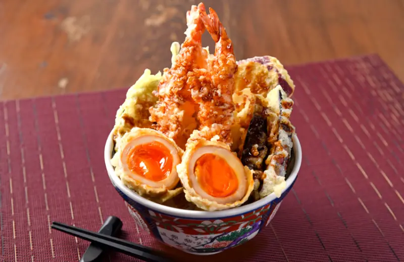 ▲店裡一定要吃的招牌天丼，淋上特製的醬汁鮮甜美味。