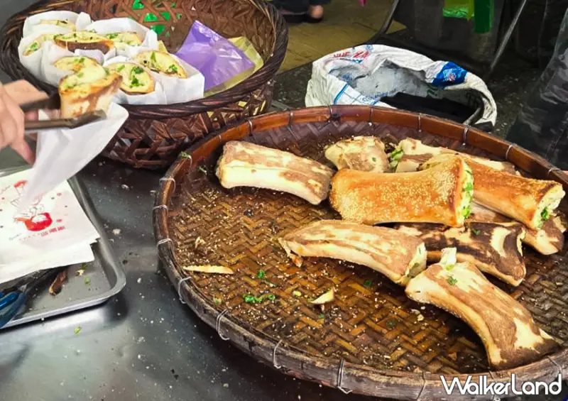 ▲▼基隆暖暖必吃「萬金缸爐碳烤燒餅」招牌五香餅售價只要25元 / WalkerLand窩客島編輯 蕭芷琳 拍攝