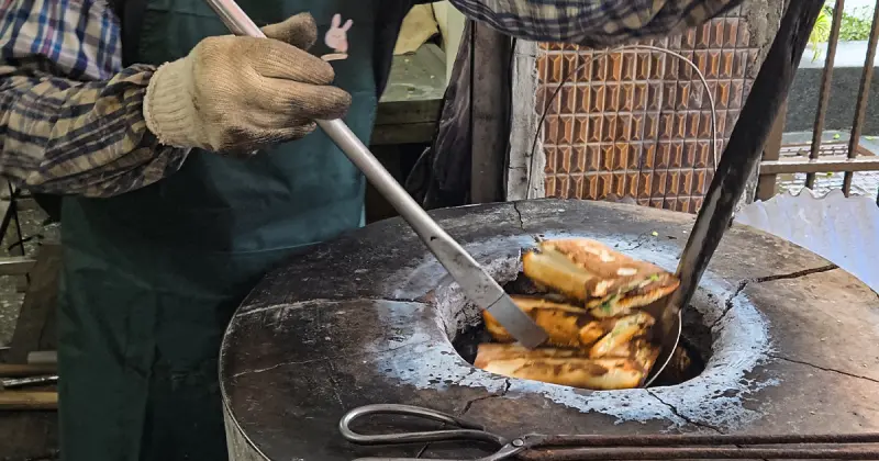 基隆暖暖必吃「萬金缸爐碳烤燒餅」滿滿蔥花超誘人！招牌「五香餅」想吃請提早到。
