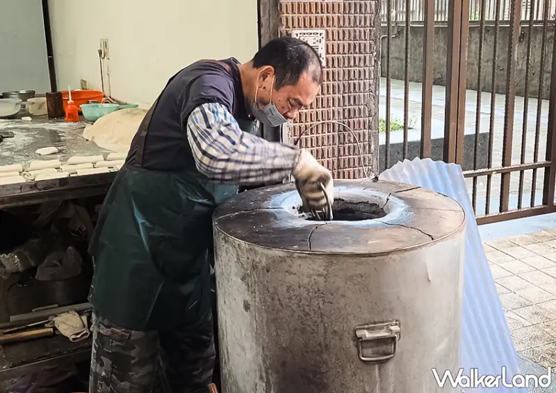 ▲▼基隆暖暖必吃「萬金缸爐碳烤燒餅」去年搬至現址後，店面更加乾淨整潔 / WalkerLand窩客島編輯 蕭芷琳 拍攝​​​​​​​