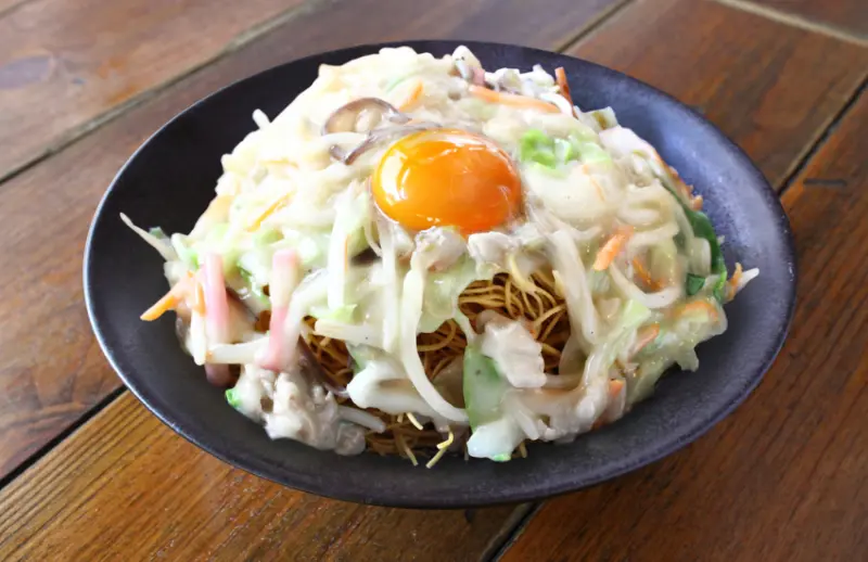 ▲酥脆的麵條上淋了熱騰騰的純白雞豚骨湯，清爽不鹹膩。