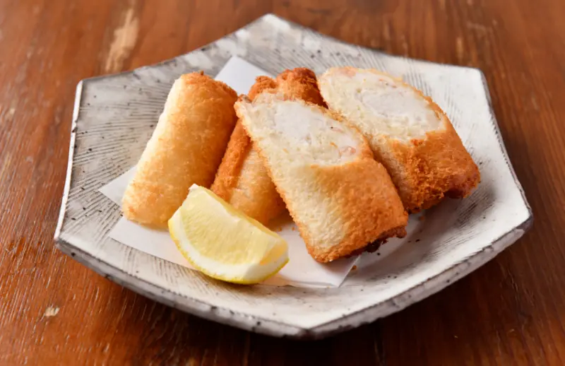 ▲以土司捲起魚漿再去油炸，是長崎著名的庶民小吃。
