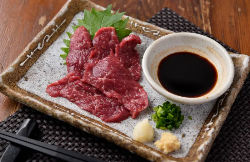 ▲充滿新鮮度的生馬肉是到日本一定要嚐嚐看的美食。