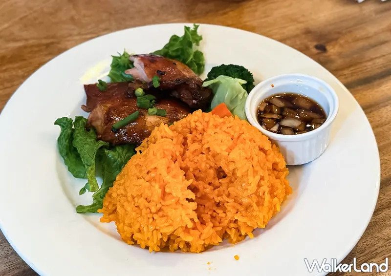 ▲關島餐酒館「Three Squares Restaurant」使用在地紅米飯，以及 Finadene 醬汁 / WalkerLand窩客島 蕭芷琳 拍攝​​​​​​​​​​​​​​