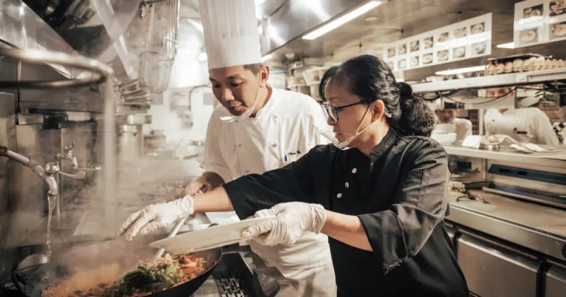 黑白大廚學餐名家李美英師傅快閃來台！凱菲屋吃到飽新菜單搶先看。