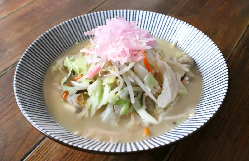 ▲雞豚骨熬煮的湯底，造就一碗道地長崎麵。