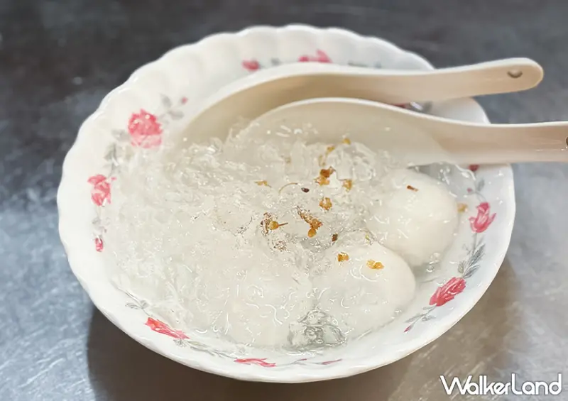 ▲基隆廟口必吃「全家福元宵」主打手工製作的芝麻湯圓，搭配酒釀或桂花蜜更是一絕 / WalkerLand窩客島 蕭芷琳 拍攝