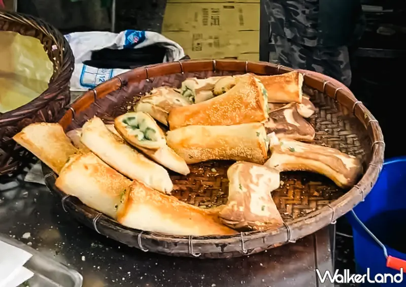 ▲▼來到基隆暖暖車站，不能錯過基隆三大燒餅名店之一「萬金缸爐碳烤燒餅」 / WalkerLand窩客島編輯 蕭芷琳 拍攝