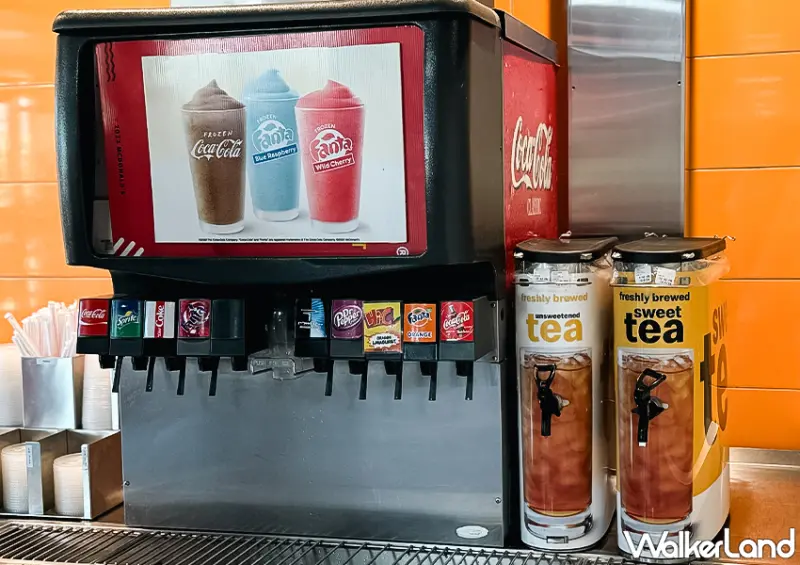 ▲「美國關島麥當勞」飲料採自助式服務，可自行拿杯裝飲 / WalkerLand窩客島 蕭芷琳 拍攝