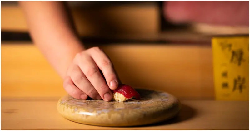 必吃大閘蟹盛宴！阿謙主廚「すし謙」打造台北頂級Omakase壽司體驗。