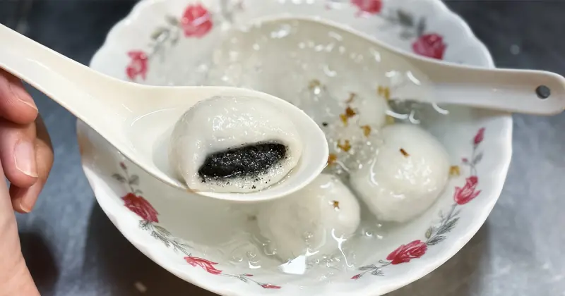 冬至吃湯圓！基隆最好吃的芝麻湯圓「全家福元宵」藏身廟口夜市，招牌桂花蜜必吃。