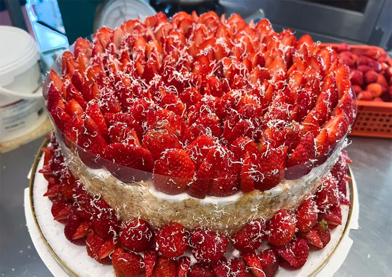 ▲▼汐止必吃草莓蛋糕「錦賢蛋糕」每年都以浮誇的草莓創作吸引無數饕客朝聖 / 錦賢蛋糕提供、WalkerLand窩客島整理