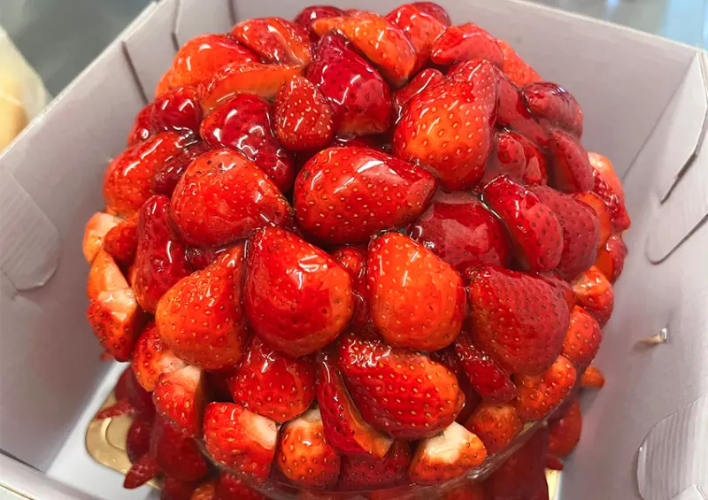 ▲▼汐止必吃草莓蛋糕「錦賢蛋糕」每年都以浮誇的草莓創作吸引無數饕客朝聖 / 錦賢蛋糕提供、WalkerLand窩客島整理