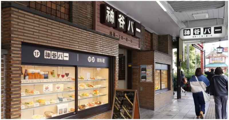 日本第一酒吧！電氣白蘭發源地「神谷バー」，太宰治也著迷的淺草老字號酒吧。