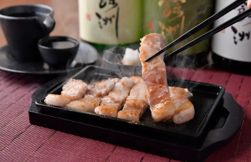 ▲甜美的「芳壽豬」沒有豬肉腥味，分布均勻的油脂入口即化。