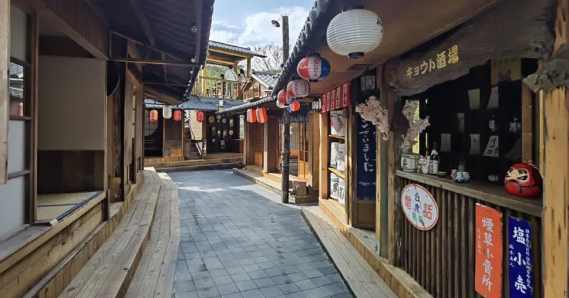 帶小孩玩苗栗不無聊！春節必去7大苗栗親子景點「日本古都園區 童話森林橘子園」爸媽也能嗨玩。