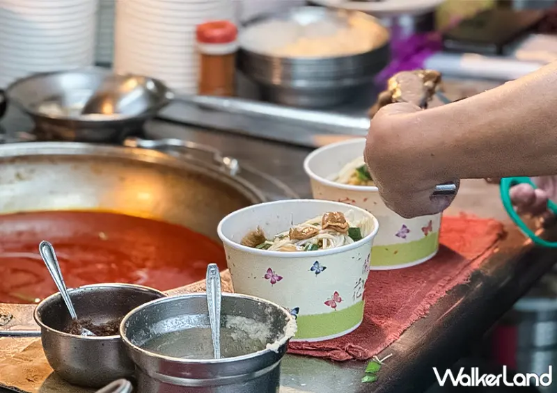 ▲基隆宵夜美食「鄭記麻辣臭豆腐」以攤車經營，餐點以外帶為主 / WalkerLand窩客島 蕭芷琳 拍攝