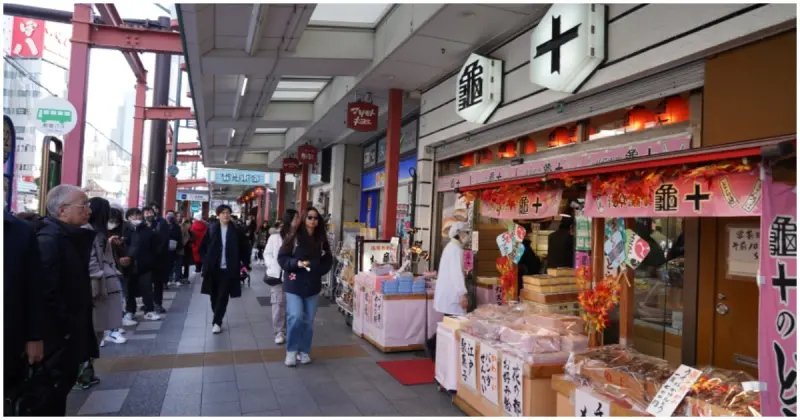 超狂東京銅鑼燒！日賣3千顆銅鑼燒「龜十」，排隊一小時也要吃。