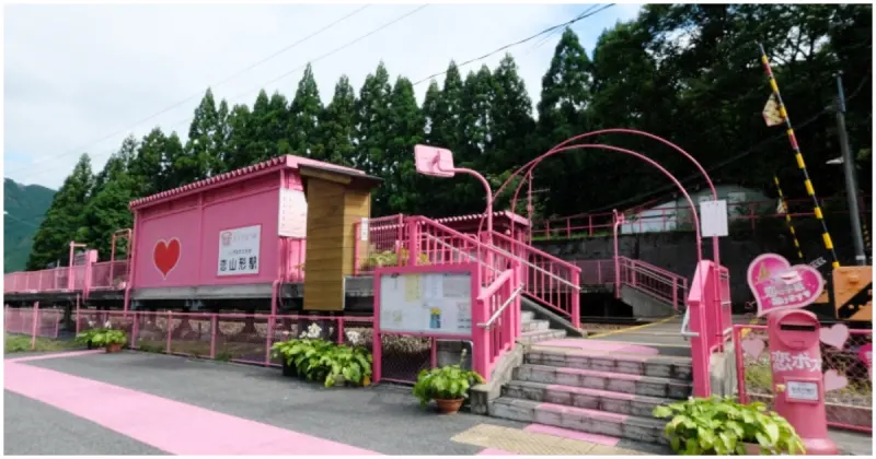 日本4大戀愛車站之一！最粉嫩的鳥取景點「戀山形車站」，海外新人專程來拍婚紗。