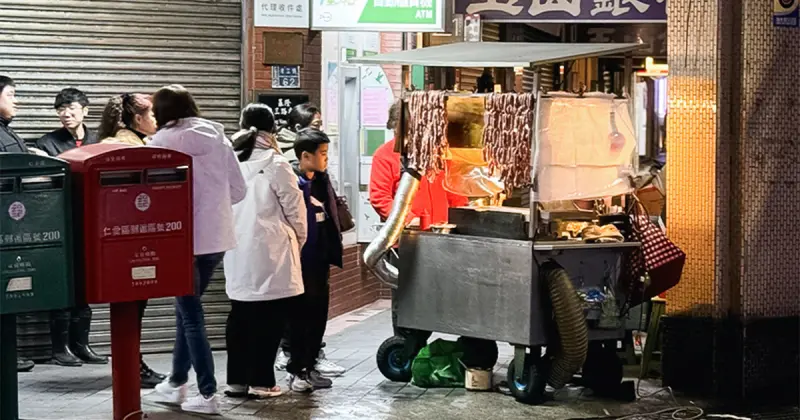 基隆必吃宵夜「張媽媽香腸&肉串」一天只賣3小時！10元香腸、蔥肉串超多汁。