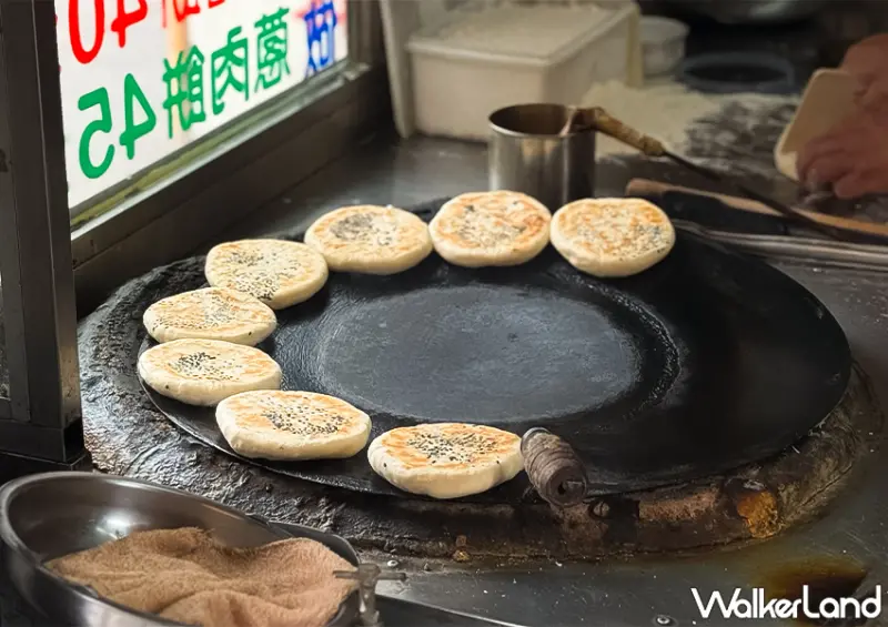 ▲▼中壢平價美食「徐記紅糖餅」以「爆漿流心紅糖餅」作為招牌，現點現做 / WalkerLand窩客島 蕭芷琳 拍攝​​​​​​​