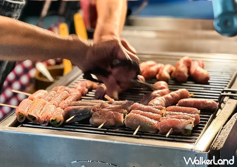 ▲基隆必吃宵夜「張媽媽香腸&肉串」10元香腸超多汁，招牌蔥肉捲必點 / WalkerLand窩客島 蕭芷琳 拍攝