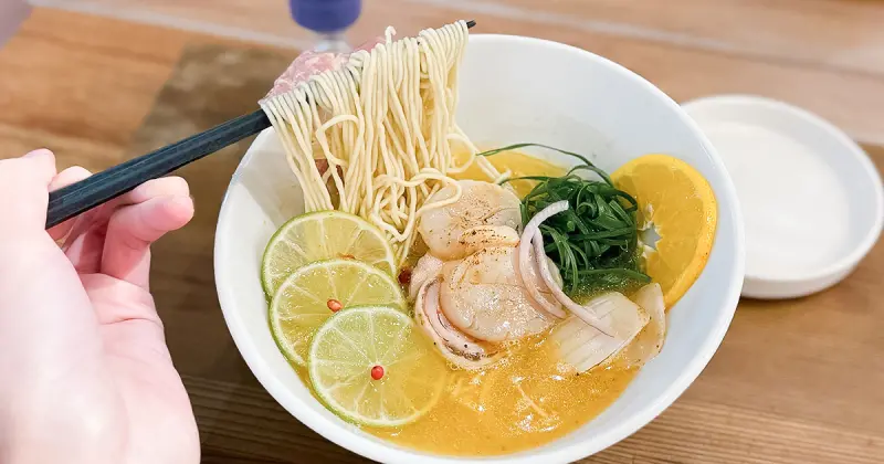 台北拉麵推薦「柑橘 魚水」有生魚片的拉麵！獨特「魚湯系拉麵」可別錯過。