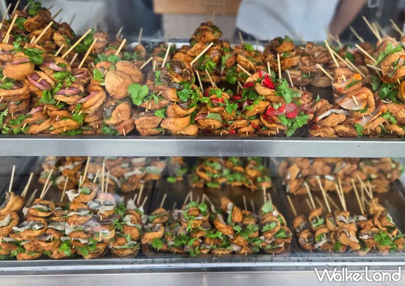 ▲▼宜蘭小吃老店「武淵香腸伯」一串心僅售10元，內容包括香腸、雞胗、豬肝等多種配料 / WalkerLand窩客島 蕭芷琳 拍攝