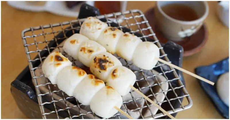 親手炭烤日式糰子！150年日本和菓子老舖「土井製菓」，鳥取砂丘烤糰子必點。