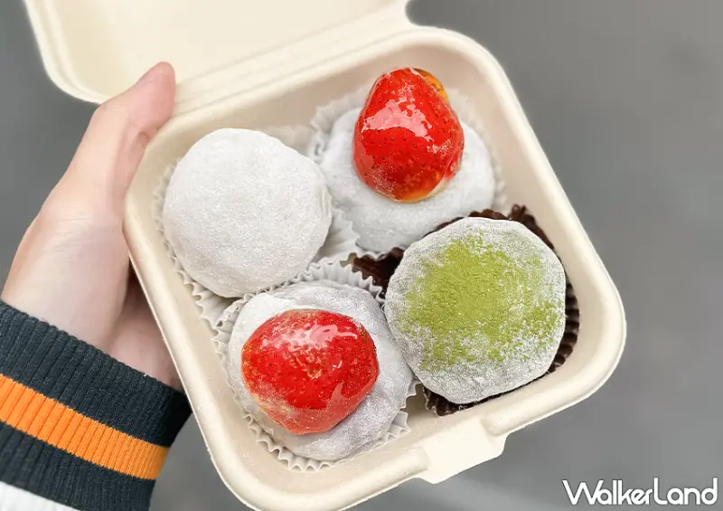 ▲「糖葫蘆草莓大福」因為容易受潮變軟，所以建議大家可以現點現吃 / WalkerLand窩客島 蕭芷琳 拍攝