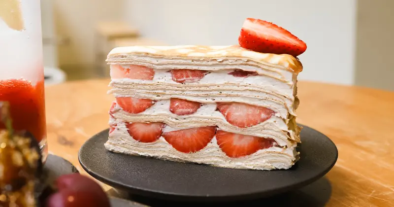 忠孝新生貓咪咖啡廳「ABOUT H」草莓千層蛋糕IG爆紅！6隻貓咪陪喝咖啡。