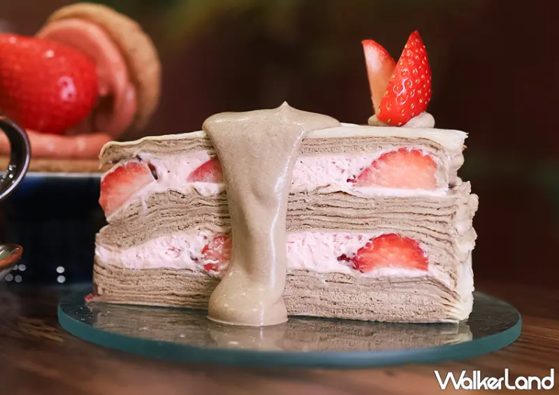 ▲大安站不限時咖啡廳「微蜜jolie」推薦菜單：紅玉草莓珍珠千層 $250 / WalkerLand窩客島 蕭芷琳 拍攝