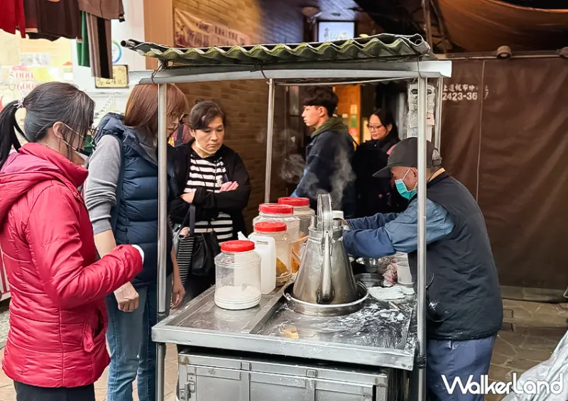 ▲▼基隆古早味美食「麵茶推車阿伯」推著攤車穿梭於基隆的大街小巷，沒有固定的營業時間與地點​​​​​​​ / WalkerLand窩客島 蕭芷琳 拍攝​​​​​​​