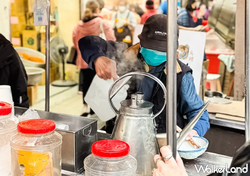 ▲基隆古早味美食「麵茶推車阿伯」不僅是街頭的攤販，更是城市記憶的守護者 / WalkerLand窩客島 蕭芷琳 拍攝