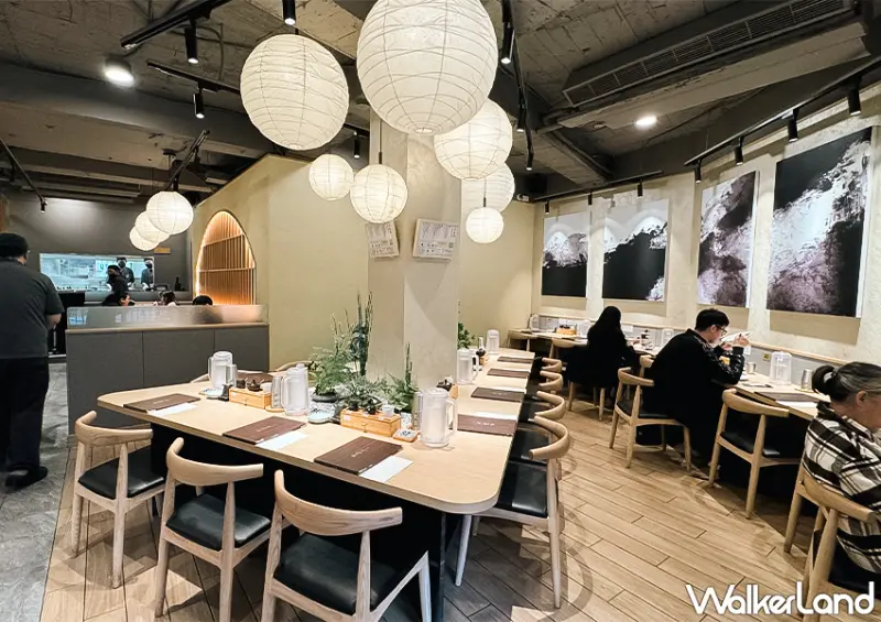 ▲台北宵夜拉麵店「麵屋千雲」內部空間寬敞，既有吧台座位也設有四人桌 / WalkerLand窩客島 蕭芷琳 拍攝