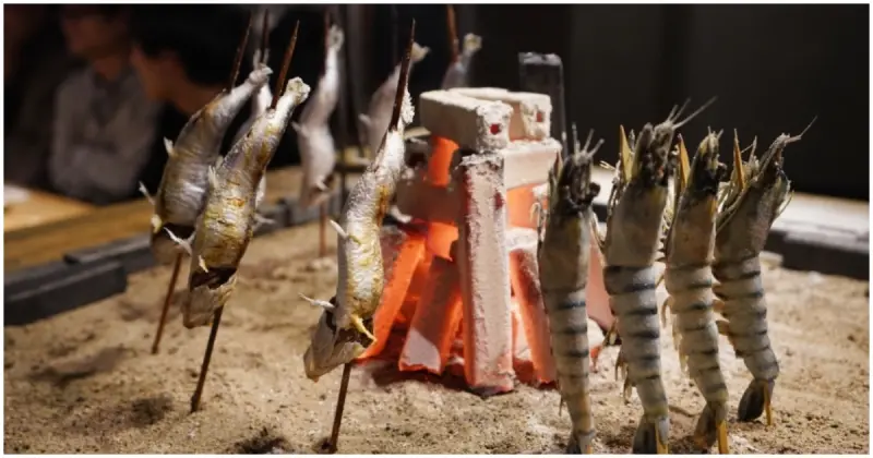 劇場式燒烤體驗！鹽烤沙丁魚必點「炭劇場德永座」，日本大分女孩的愛店。