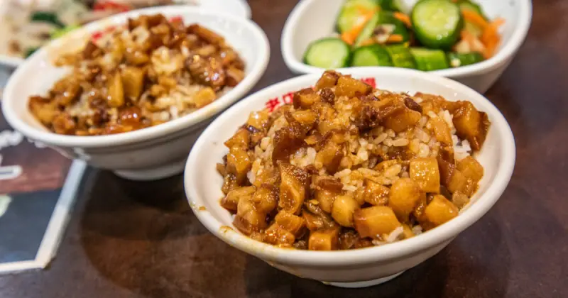 看高雄燈會吉伊卡哇先吃！高雄人排爆「11間高雄美食」推薦，最強「高雄肉燥飯老店」排到巷尾也願意。