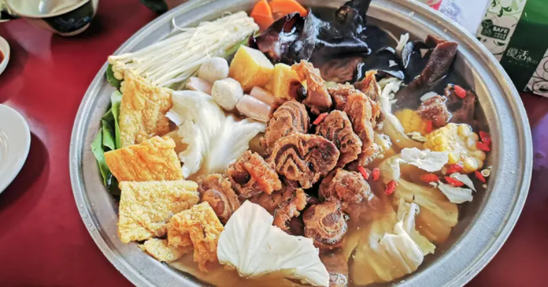 5元屏東生魚片超狂！11間人氣屏東美食「臭豆腐南霸天 牛肉湯喝到飽」跟著屏東人全吃一輪。