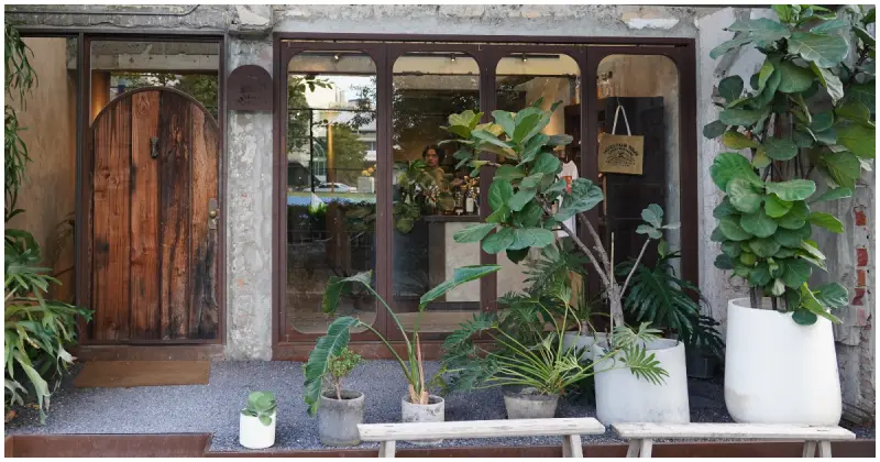 廢墟風台中咖啡廳！咖啡、調酒通通有「 Mountaintown Liming貓燙黎明」，每一隅都超好拍。